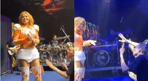 VÍDEO! Joelma se revolta e dá bronca em fã após ser apalpada