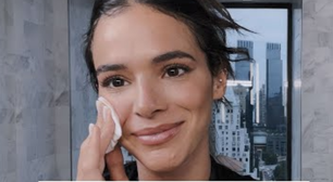 O creme em embalagem azul da Nivea é o primer perfeito para manter o corretivo na área dos olhos no lugar