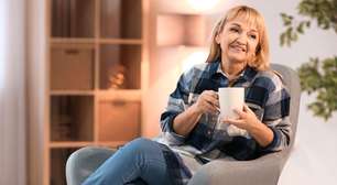 Pico do desempenho cerebral acontece entre os 55 e 60 anos, diz estudo