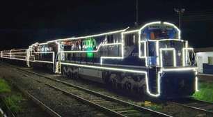 Trem com luzes de natal passa por São Roque no dia 18 de dezembro