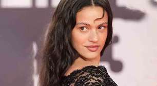 Cantora Rosalía promove 'Lux' no Cristo Redentor e compra disco de Elis Regina