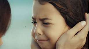 'Me jogou no lixo': Em cena devastadora de 'Mãe', Melek escancara violência brutal da própria mãe para a polícia