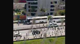 Vídeo: Ônibus com torcedores do Inter é alvo de ataque na BR-101 em Santa Catarina