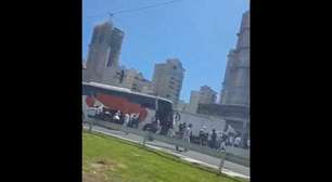 Organizada de Santos e Internacional entram em confronto e bloqueiam rodovia