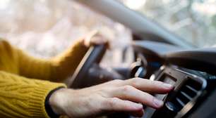 Cheiro de "pano molhado" ao ligar ar condicionado do carro? Truque de 5 minutos resolve o problema