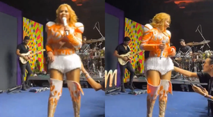 Joelma dá bronca em fã após sofrer assédio durante show
