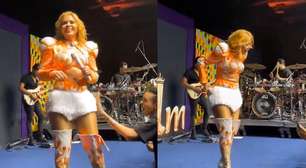 Joelma dá bronca em fã após sofrer assédio durante show