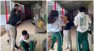 Alunos encenam briga na escola e surpreendem diretora com homenagem: 'Quase me mataram do coração'