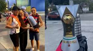 Ambulante cobra R$ 20 por foto de torcedores com as taças da Libertadores e Campeonato Brasileiro