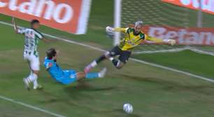 Foi pênalti? Após revisão, árbitro marca para o Santos em jogo contra o Juventude; veja áudio do VAR