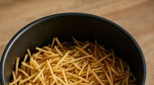 Batata palha na airfryer: truque simples deixa mais crocante que a versão de mercado