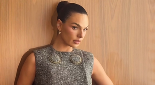 Isis Valverde usa look cinza com meia-calça de R$ 3,4 mil na CCXP