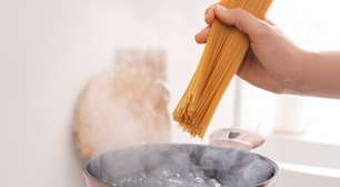 Sua mãe estava errada esse tempo todo: adicionar sal na água do macarrão não ajuda a ferver mais rápido