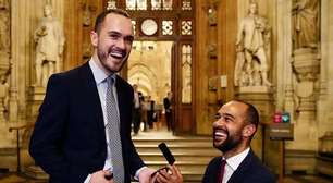 Deputado pede o parceiro em casamento dentro da Câmara e emociona: "Inesquecível"