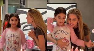 Filha de Deborah Secco completa 10 anos com festão e bolo vintage