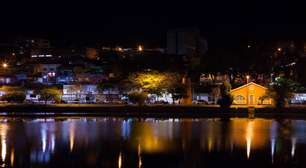 A cerca de 90 km da capital, esse é o destino perfeito para amantes da gastronomia que querem provar as famosas linguiças artesanais