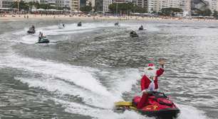 Papai Noel chega de moto aquática em Copacabana e emociona crianças em ação do Corpo de Bombeiros