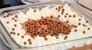 Sobremesa gelada fácil: banana, chocolate e merengue sem forno