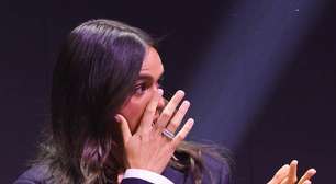 CCXP: Bruna Marquezine usa blazer com cadarços e saia de R$ 13 mil