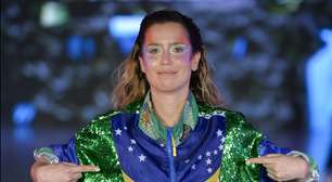 CdC: Mel Lisboa abre desfile com peças de guarda-chuvas reciclados