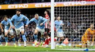 Manchester City vence Sunderland e cola no líder Arsenal