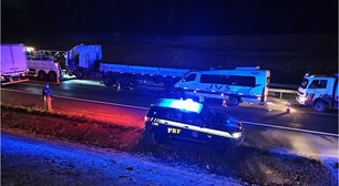 Acidente envolvendo van com estudantes e caminhão deixa professora morta e vários feridos no RS