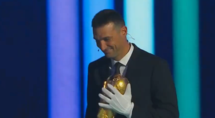 Infantino se desculpa com técnico da Argentina por fazê-lo usar luvas ao carregar a taça da Copa