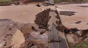 Vila da Grécia fica submersa ao ser atingida por tempestade e rio transbordar