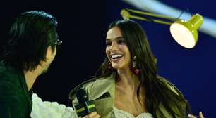 CCXP: Marquezine usa look de R$ 103 mil e brinca com Rômulo Estrela