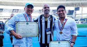 Textor recebe medalha da Câmara Municipal do Rio no Nilton Santos