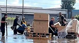 "Eram armas, não crianças": Grupo de voluntários pode receber indenização após "falso resgate" no aeroporto de Porto Alegre durante enchente