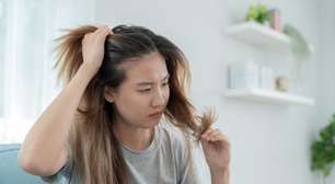 Esse hábito "inocente" que todo mundo faz pode causar caspa, fungos e até a queda do seu cabelo