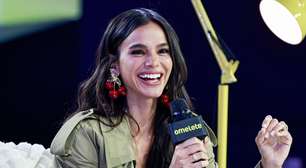 'Tira a camisa, por favor': Bruna Marquezine faz pedido ousado a galã de 'Três Graças' na CCXP 2025 e recebe resposta. 'A gente vai estragar...'