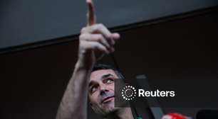 Flavio Bolsonaro diz que poderá desistir de candidatura à Presidência, mas que teria um preço