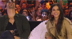 Bruna Marquezine pede para Romulo Estrela tirar a camisa na CCXP25; veja vídeo