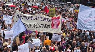 Ato nacional contra feminicídios reúne milhares de mulheres na Avenida Paulista: 'Nenhuma a menos'