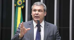 Líder do PT chama Flávio Bolsonaro de 'piada' após declaração sobre 'preço' para desistir de candidatura