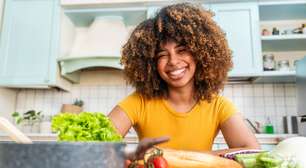 Beber mais água, reduzir açúcar e fugir de processados: o que os brasileiros esperam mudar na alimentação em 2026