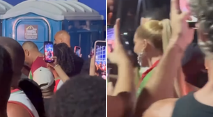 Sufoco! Virginia é cercada ao tentar fazer xixi em banheiro químico