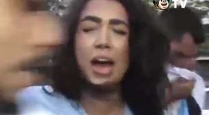 Repórter da CazéTV é empurrada e tem microfone arrancado das mãos ao vivo; veja vídeo