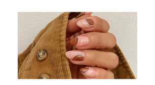 Unhas cor de caramelo, inspiradas em perfumes gourmand, são as manicures perfeitas para as festas de fim de ano