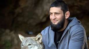 Khamzat Chimaev recua ao falar sobre desafiante número um do UFC: 'Nos conhecemos'