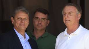 Flavio Bolsonaro diz que Tarcísio aplaudiu Moraes por estar constrangido: 'Eu teria ido embora'