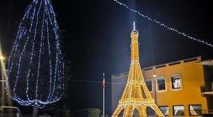 'Pequena Paris' na Itália ilumina sua própria Torre Eiffel