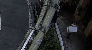 Câmeras flagram suspeitos carregando obras roubadas da Biblioteca Mário de Andrade, em São Paulo