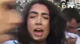 Repórter da Cazé TV se assusta ao ter microfone derrubado com violência por homem após jogo