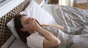 Dormir mal engorda? Entenda como o sono pode afetar os números da balança