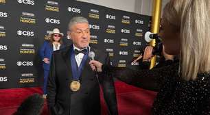 Sylvester Stallone preocupa fãs ao aparecer usando bengala: 'Já fiz oito cirurgias'