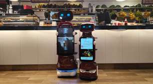 Garçons robôs pedem passagem em padaria de São Paulo e cativam a clientela