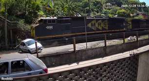 Carro atravessa trilho e é atingido por trem em Paulo de Frontin (RJ)